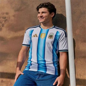 پیراهن اول آرژانتین ۲۰۲۶ (پلیری) (سفیدو ابی) پیراهن اول آرژانتین ۲۰۲۶ (پلیری) (سفیدو ابی)